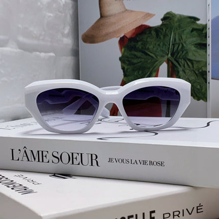 LOGO CAT EYE SUNGLASSES 513007 IN WHITE ACETATE WAVY FRAME