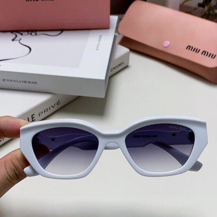 LOGO CAT EYE SUNGLASSES 513007 IN WHITE ACETATE WAVY FRAME