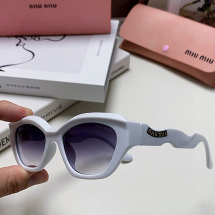LOGO CAT EYE SUNGLASSES 513007 IN WHITE ACETATE WAVY FRAME
