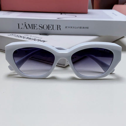 LOGO CAT EYE SUNGLASSES 513007 IN WHITE ACETATE WAVY FRAME