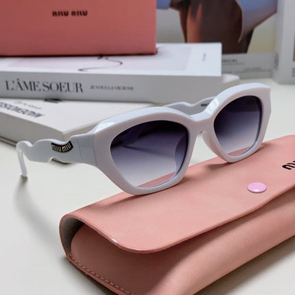LOGO CAT EYE SUNGLASSES 513007 IN WHITE ACETATE WAVY FRAME