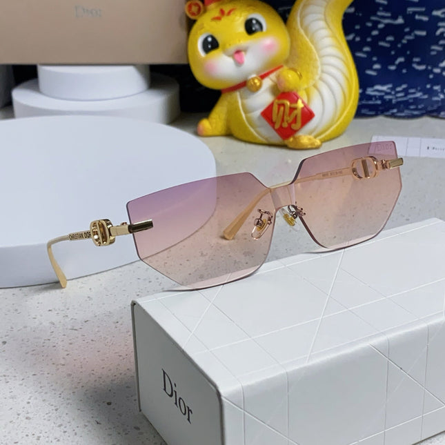 MONTAIGNE SUNGLASS 563191 IN GOLD METAL PINK SMOKE LENSES
