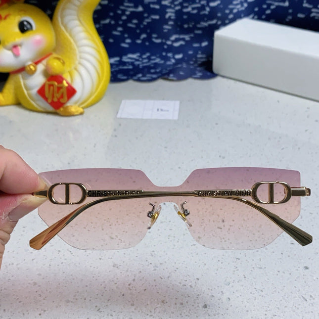 MONTAIGNE SUNGLASS 563191 IN GOLD METAL PINK SMOKE LENSES