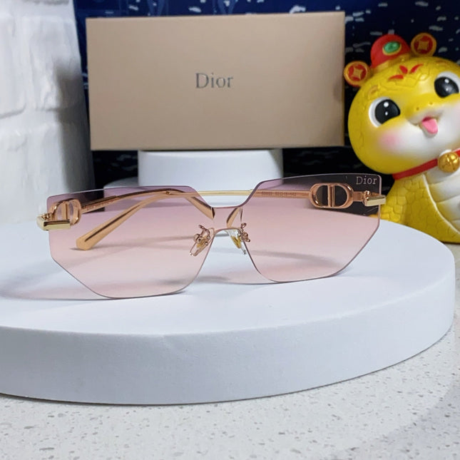 MONTAIGNE SUNGLASS 563191 IN GOLD METAL PINK SMOKE LENSES