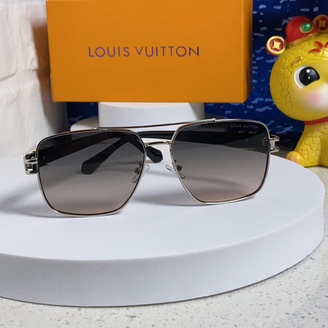 SIGNATURE SQUARE SUNGLASSES 567474 IN SILVER METAL GREY SMOKE LENSES