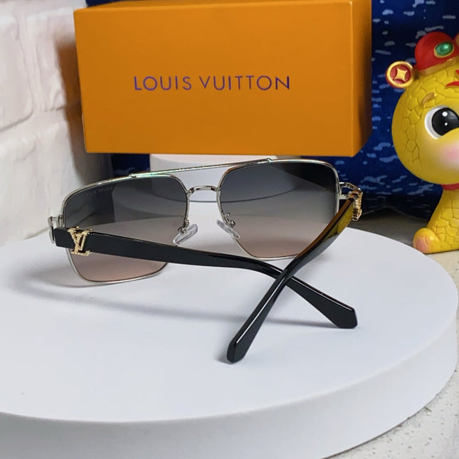 SIGNATURE SQUARE SUNGLASSES 567474 IN SILVER METAL GREY SMOKE LENSES