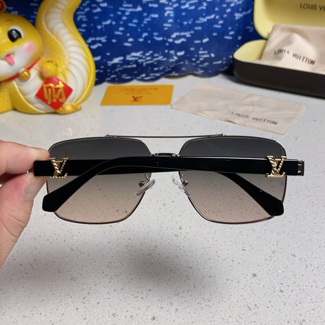 SIGNATURE SQUARE SUNGLASSES 567474 IN SILVER METAL GREY SMOKE LENSES