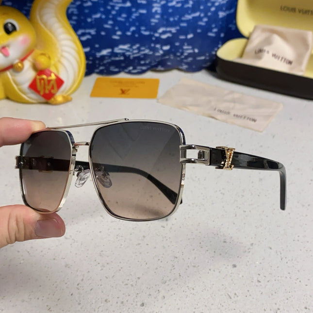 SIGNATURE SQUARE SUNGLASSES 567474 IN SILVER METAL GREY SMOKE LENSES