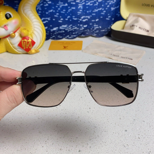 SIGNATURE SQUARE SUNGLASSES 567474 IN SILVER METAL GREY SMOKE LENSES