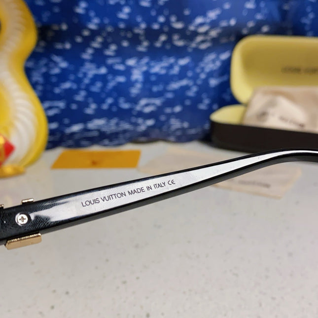 SIGNATURE SQUARE SUNGLASSES 567476 IN GOLD METAL BLACK LENSES
