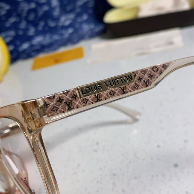 CAT EYE SUNGLASSES 570277 IN LIGHT BROWN CLEAR ACETATE EMBOSSED LOGO