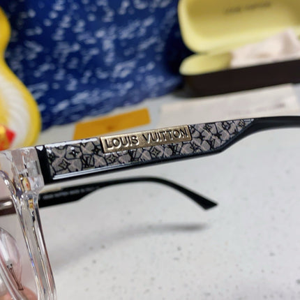 CAT EYE SUNGLASSES 570278 IN CLEAR ACETATE EMBOSSED LOGO
