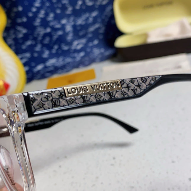 CAT EYE SUNGLASSES 570278 IN CLEAR ACETATE EMBOSSED LOGO