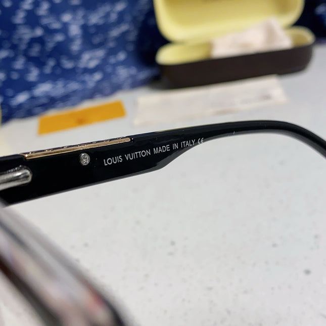 CAT EYE SUNGLASSES 570279 IN BLACK AND CLEAR ACETATE EMBOSSED LOGO