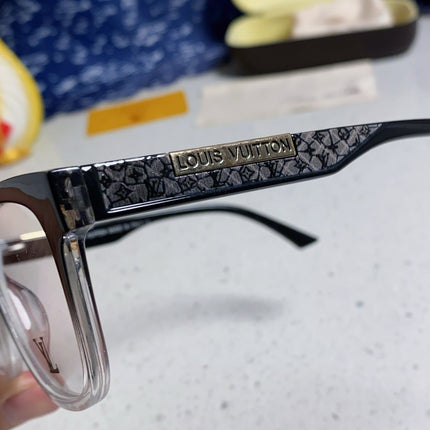 CAT EYE SUNGLASSES 570279 IN BLACK AND CLEAR ACETATE EMBOSSED LOGO