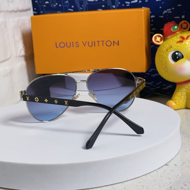 PILOT SUNGLASSES 571633 IN SILVER METAL GREY SMOKE LENSES MONOGRAM LOGO