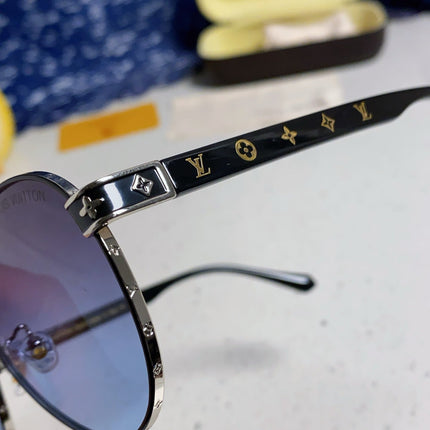 PILOT SUNGLASSES 571633 IN SILVER METAL GREY SMOKE LENSES MONOGRAM LOGO