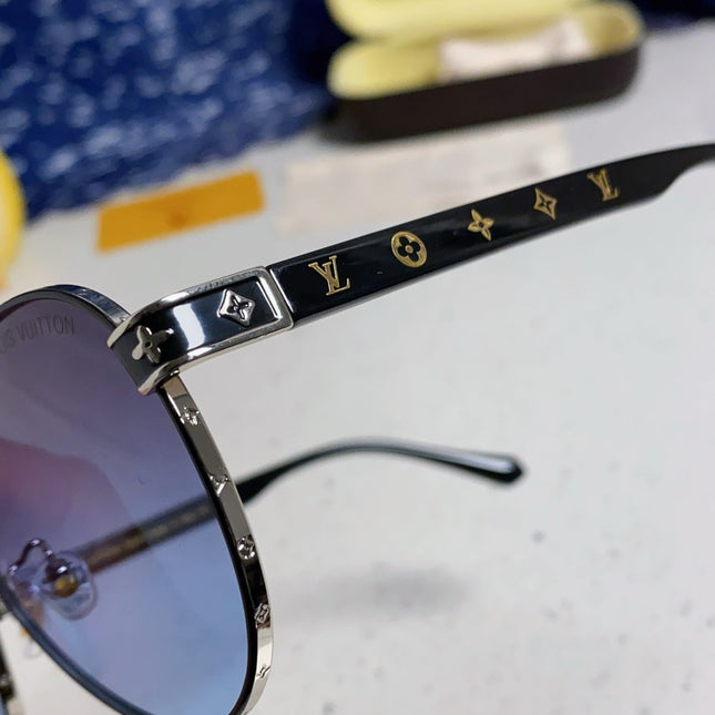 PILOT SUNGLASSES 571633 IN SILVER METAL GREY SMOKE LENSES MONOGRAM LOGO