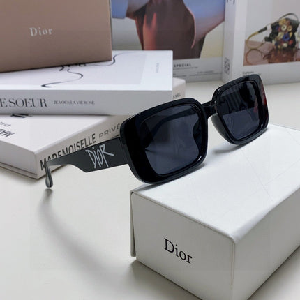 MONTAIGNE SUNGLASS 571596 IN BLACK ACETATE TEXT LOGO