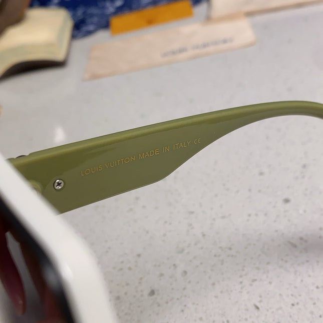 SQUARE SUNGLASSES 571656 IN GREEN ACETATE GREY SMOKE LENS