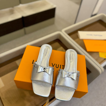 LV X TM 6AM FLAT MULE IN SILVER CALFSKIN