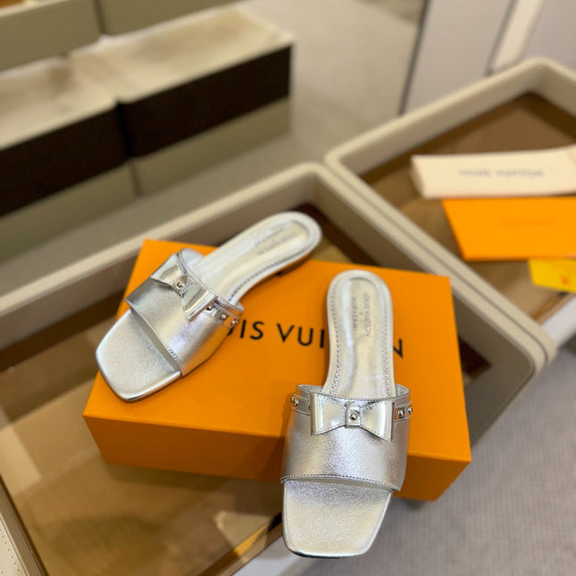 LV X TM 6AM FLAT MULE IN SILVER CALFSKIN