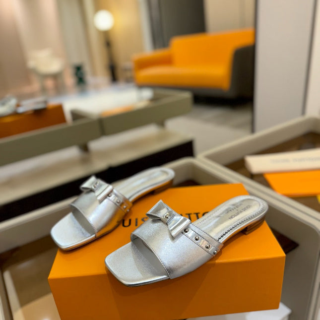 LV X TM 6AM FLAT MULE IN SILVER CALFSKIN