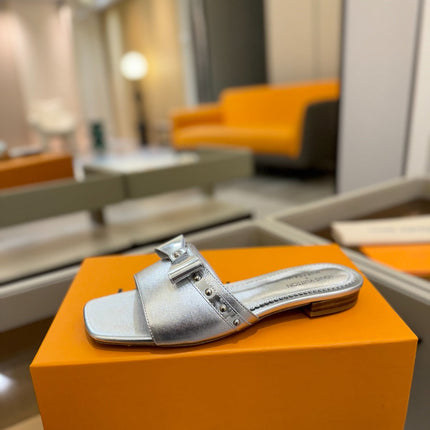 LV X TM 6AM FLAT MULE IN SILVER CALFSKIN