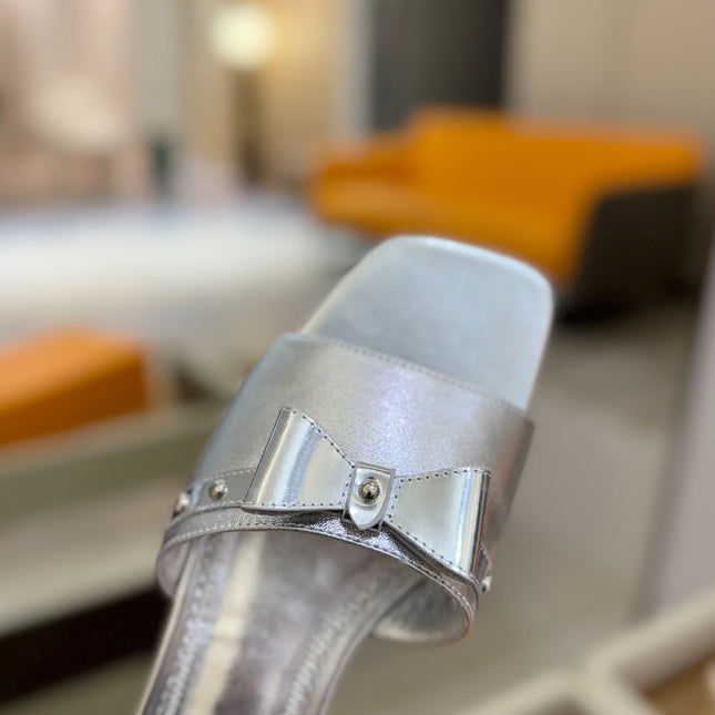 LV X TM 6AM FLAT MULE IN SILVER CALFSKIN
