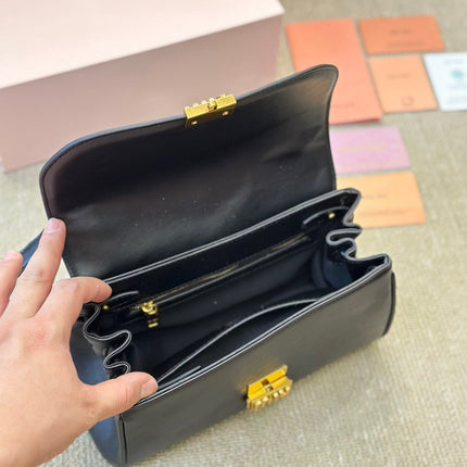 SHOULDER BAG 25 IN BLACK CALFSKIN GOLD HARDWARE