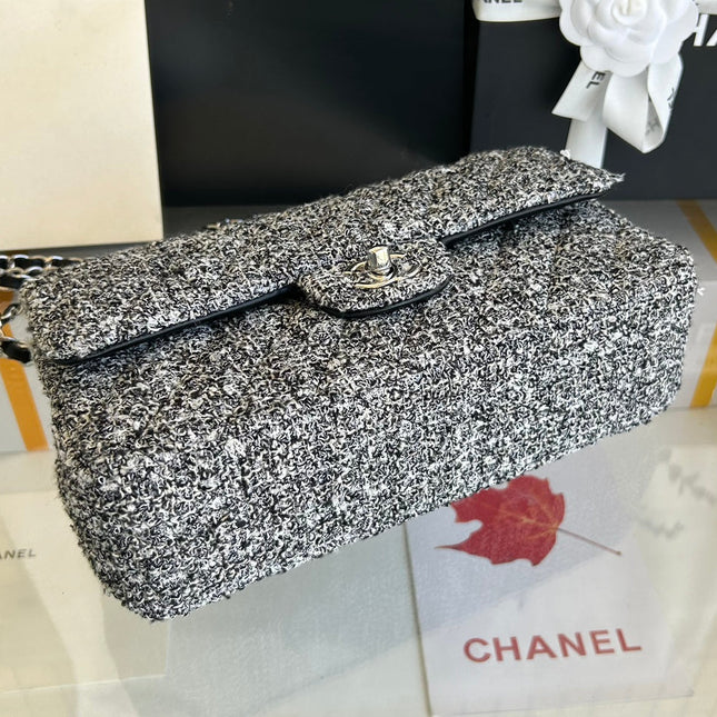MEDIUM FLAP BAG 25 IN LIGHT GRAY TWEED SILVER HARDWARE