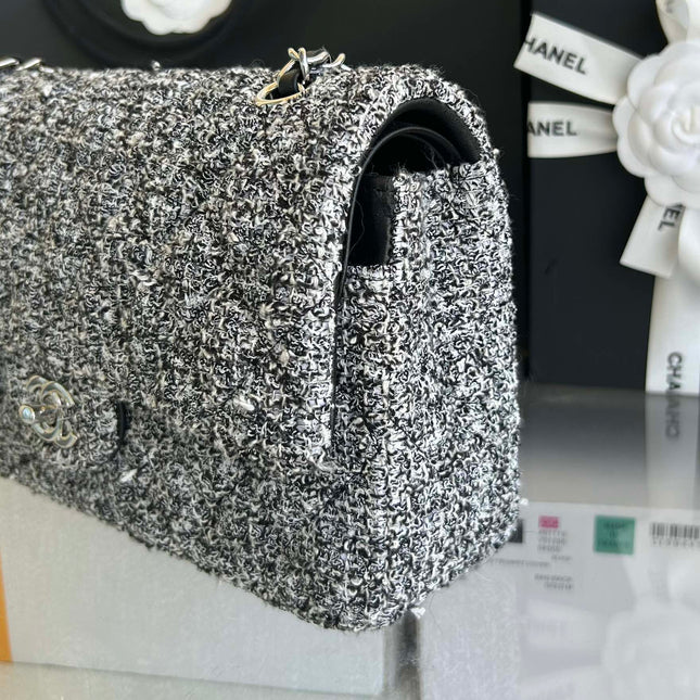 MEDIUM FLAP BAG 25 IN LIGHT GRAY TWEED SILVER HARDWARE