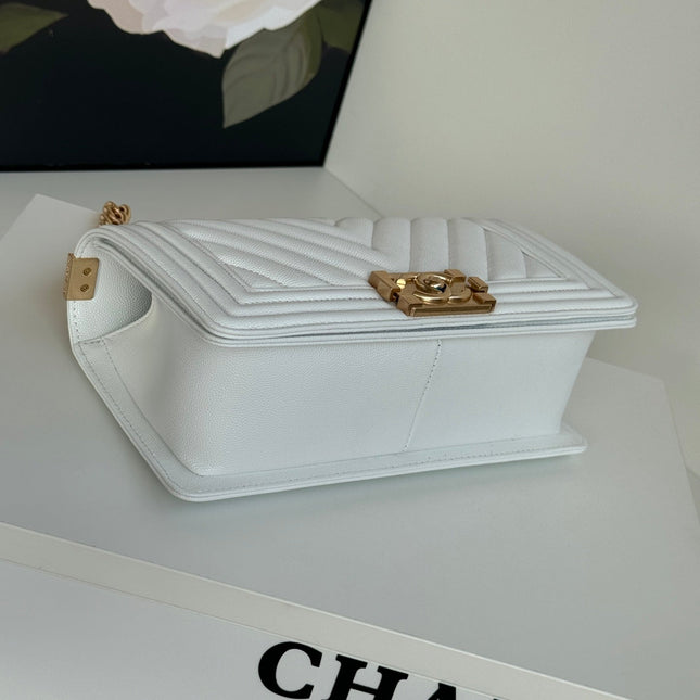 CHANEL BOY 25S 25 CM IN WHITE LAMBSKIN WITH GOLD HARDWARE