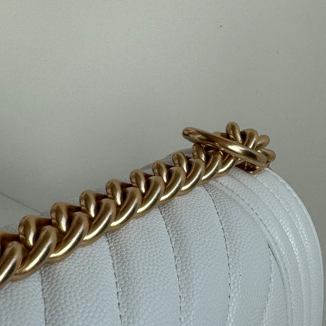 CHANEL BOY 25S 25 CM IN WHITE LAMBSKIN WITH GOLD HARDWARE