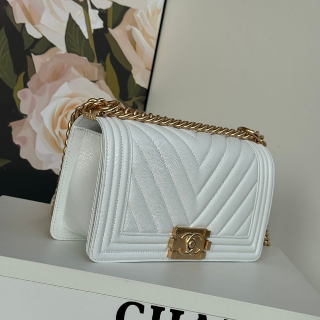 CHANEL BOY 25S 25 CM IN WHITE LAMBSKIN WITH GOLD HARDWARE
