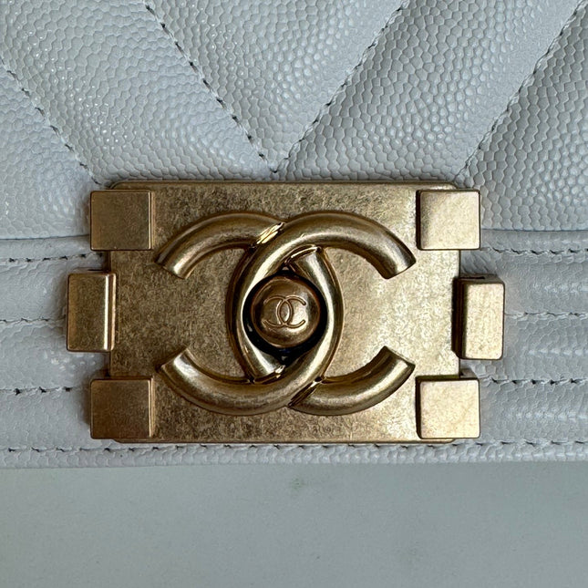 CHANEL BOY 25S 25 CM IN WHITE LAMBSKIN WITH GOLD HARDWARE