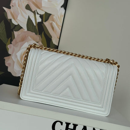 CHANEL BOY 25S 25 CM IN WHITE LAMBSKIN WITH GOLD HARDWARE