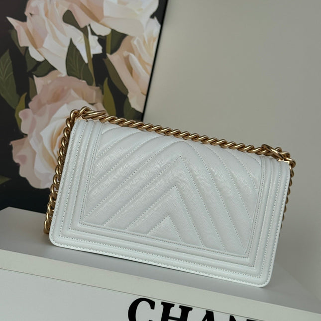 CHANEL BOY 25S 25 CM IN WHITE LAMBSKIN WITH GOLD HARDWARE