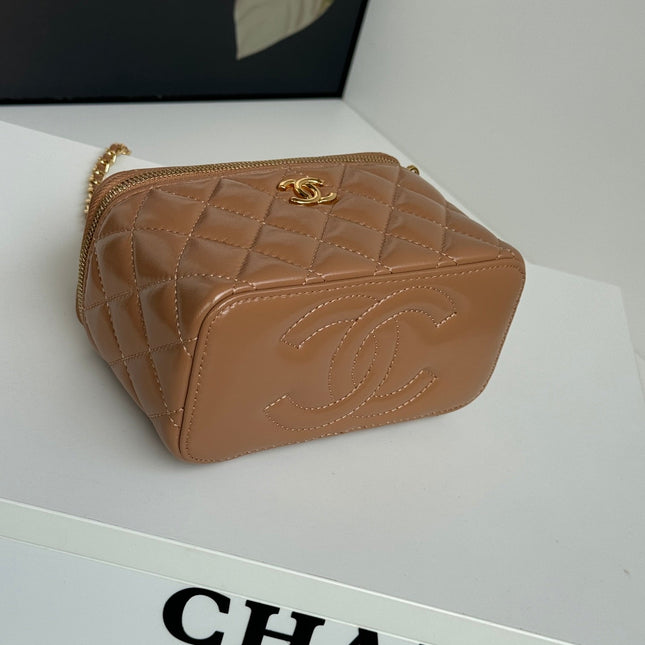 SMALL VANITY CASE 17 WITH HANDLE IN RUSSET BROWN CALFSKIN GOLD METAL CHAIN