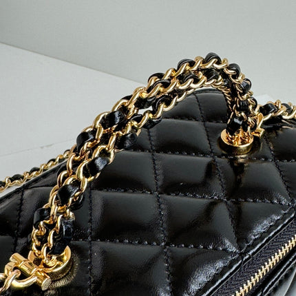 SMALL VANITY CASE 17 WITH HANDLE IN BLACK CALFSKIN GOLD METAL CHAIN