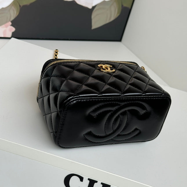 SMALL VANITY CASE 17 WITH HANDLE IN BLACK CALFSKIN GOLD METAL CHAIN