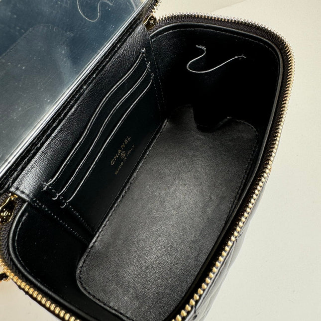 SMALL VANITY CASE 17 WITH HANDLE IN BLACK CALFSKIN GOLD METAL CHAIN
