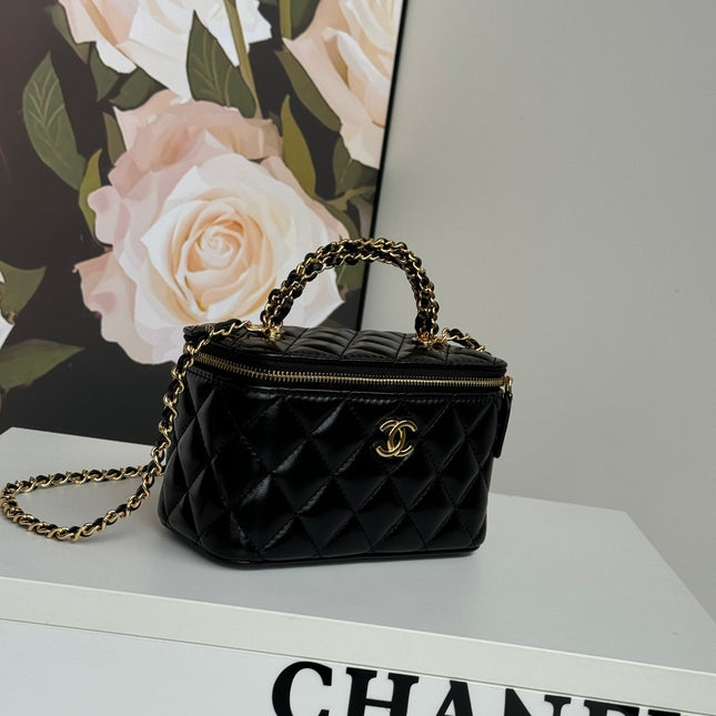 SMALL VANITY CASE 17 WITH HANDLE IN BLACK CALFSKIN GOLD METAL CHAIN