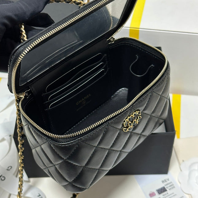 CC 18 CLUTCH BAG IN BLACK CALFSKIN GOLD HARDWARE