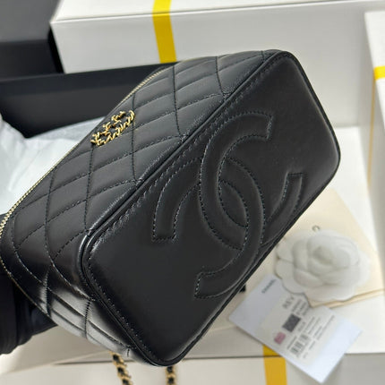 CC 18 CLUTCH BAG IN BLACK CALFSKIN GOLD HARDWARE