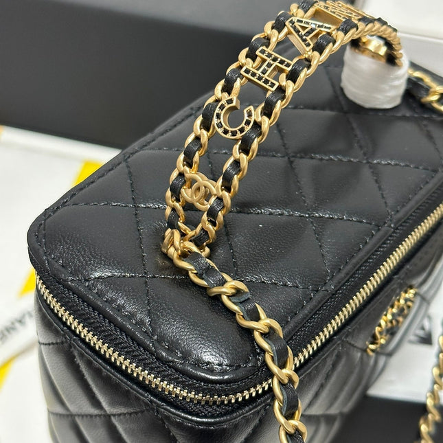 CC 18 CLUTCH BAG IN BLACK CALFSKIN GOLD HARDWARE