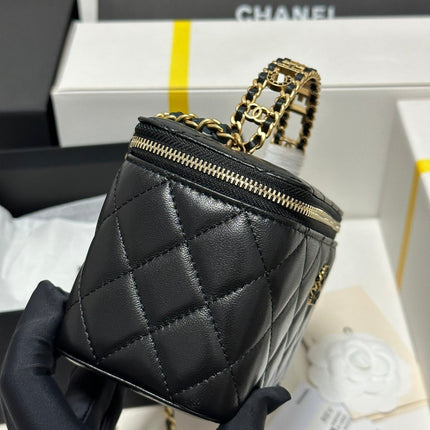 CC 18 CLUTCH BAG IN BLACK CALFSKIN GOLD HARDWARE