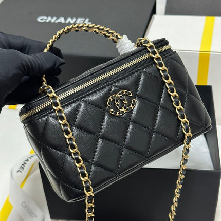 CC 18 CLUTCH BAG IN BLACK CALFSKIN GOLD HARDWARE