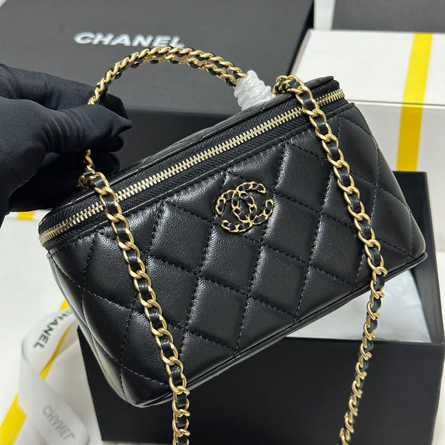 CC 18 CLUTCH BAG IN BLACK CALFSKIN GOLD HARDWARE