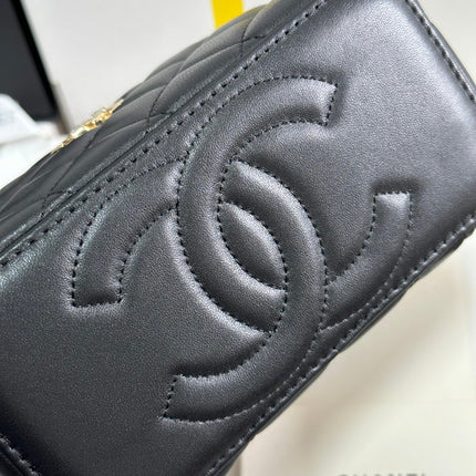 VANITY CASE 18 IN BLACK CALFSKIN GOLD HARDWARE